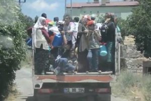 K&ouml;yl&uuml;lerin kamyonet kasasında tehlikeli yolculuğu