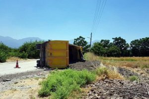 Belediyenin hafriyat kamyonu devrildi: 2 yaralı