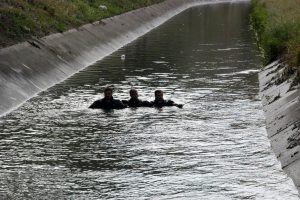 Kanala devrilen otomobildeki gen&ccedil; iki g&uuml;nd&uuml;r aranıyor