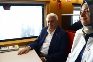 Başbakan YHT ile seyahat etti