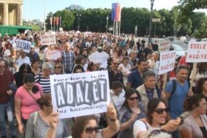 "Adalet" i&ccedil;in Berlin'de insan zinciri