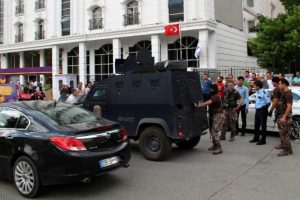 Silahlı kavga: 1'i polis 4 yaralı