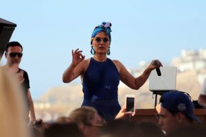 Demet Akalın spor yaparken belini incitti