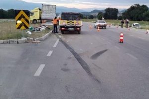 Tır ile kamyonet &ccedil;arpıştı: 3 &ouml;l&uuml;, 1 yaralı