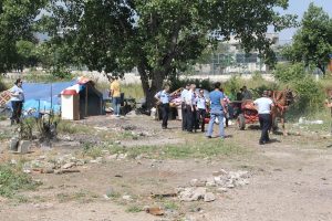 Bursa'da Romanların kaldığı &ccedil;adırlara operasyon d&uuml;zenledi