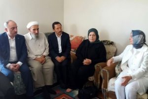 Bakan Kaya Şehit Kaymakam Safit&uuml;rk'&uuml;n evini ziyaret etti