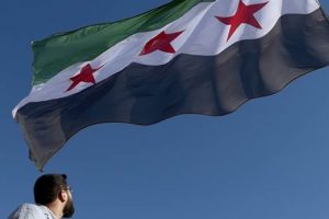 Suriye'nin T&uuml;rkiye sınırına "devrim bayrağı" asıldı