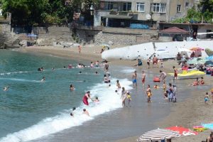 Sıcaktan bunalan vatandaşlar plajlara akın etti
