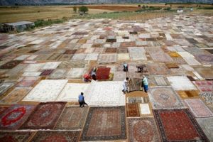 G&uuml;neşle yenilenen el dokuması halılar d&uuml;nyaya ihra&ccedil; ediliyor