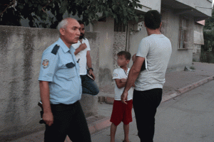 Yeğeninin g&ouml;z&uuml; &ouml;n&uuml;nde yengesini ve komşusunu bı&ccedil;akladı