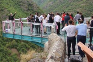 220 metre y&uuml;kseklikte nikah kıydılar, horon teptiler!