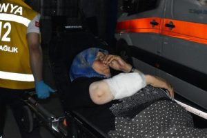 Suriyeli kadın, evinin &ouml;n&uuml;nde otururken kolundan vuruldu