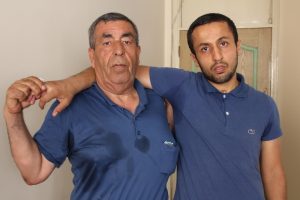 Tek başına su bile i&ccedil;emeyen gencin yardım &ccedil;ığlığı