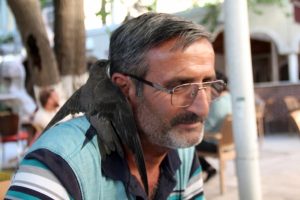 3,5 yıldır bu şekilde geziyor, g&ouml;renler şaşkın!