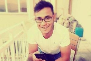 Kasksız motosikletli kazada &ouml;ld&uuml;