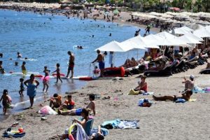 Bunaltıcı sıcakta plajlarda renkli g&ouml;r&uuml;nt&uuml;ler