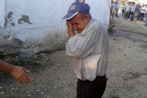 Evi k&uuml;l olan adam g&ouml;zyaşlarına boğuldu