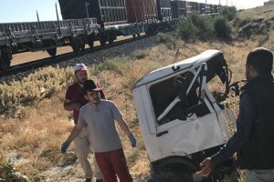 Y&uuml;k treni ile kamyonet &ccedil;arpıştı: 1 &ouml;l&uuml;, 1 yaralı