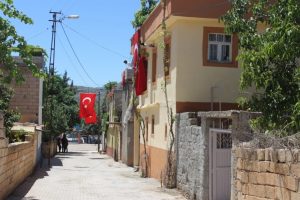 Şehidin evine ve sokağın T&uuml;rk bayrakları asıldı