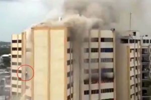 Alevlerin ortasında kalan adam aşağı atladı