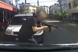 İstanbul'da polisle soyguncuların &ccedil;atışma anı kamerada