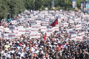 Mitingin alanı tıklım tıklım doldu! Hazırlıklar tamam...