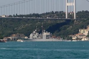 ABD savaş gemisi İstanbul Boğazı'ndan ge&ccedil;ti
