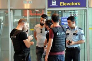 Atat&uuml;rk Havalimanı'nda alarm! Geniz yakan koku...