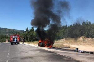 Otomobil, piknik yolunda alev alıp yandı
