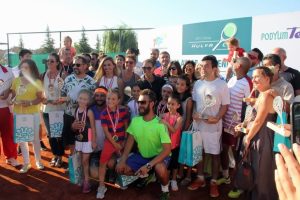 H&uuml;lya Avşar, Bursa'da sporculara &ouml;d&uuml;llerini verdi