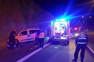 Bursa'da kamyonet &ouml;ğrencilerin arasına daldı, 2 &ouml;l&uuml; 16 yaralı