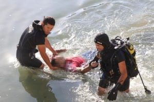 Serinlemek i&ccedil;in nehre atladı, canından oldu