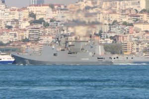 Rus savaş gemisi İstanbul Boğazı'ndan ge&ccedil;ti