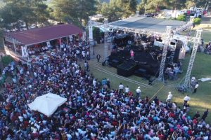 Bursa Karag&ouml;z Şenliği'nde &uuml;nl&uuml; sanat&ccedil;ılar binlerce kişiyi coşturdu