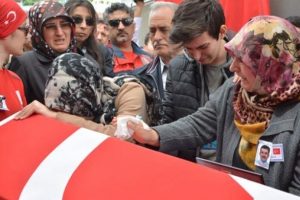 Şehit eşinin acısına dayanamadı