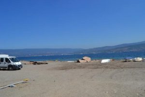 Bursa Gemlik sahilinde sunta temizliği s&uuml;r&uuml;yor