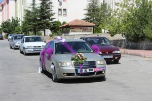 Damat d&uuml;ğ&uuml;n konvoyuyla ehliyet sınavına gitti