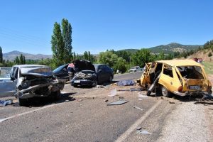 Korkun&ccedil; kaza: 3 &ouml;l&uuml;, 4 yaralı