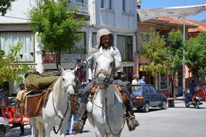 Hac i&ccedil;in atla yollara d&uuml;şen Polonyalı seyyah K&uuml;tahya'da mola verdi