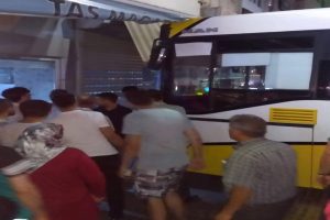 Freni boşalan otob&uuml;s kuyumcuya &ccedil;arptı