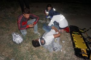 Kazada yaralanan gence m&uuml;dahale edilirken annesi aradı