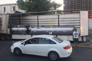 &Ccedil;ığlıklar duydukları TIR'ı durdurdular, acı manzarayla karşılaştılar