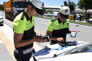 Trafikte cep telefonuna, 'alkol' muamelesi yapılacak
