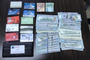 Bulduğu 12 bin doları sahibine teslim etti