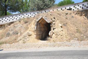 Bursa'da Roma d&ouml;neminden kalan mezar odası definecilerin talanına uğradı