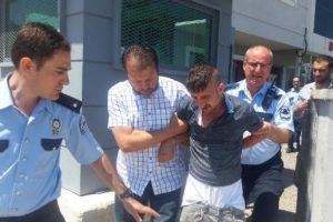 Bursa'da kendisini yakalayan polise silah &ccedil;ekip, kolunu ısırdı