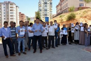 M&uuml;teahhit ofisinin camına mektup bırakıp ka&ccedil;tı