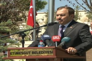 Bakan Eroğlu şehitlerin kabrini ziyaret etti