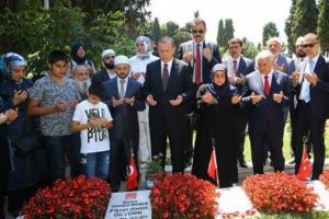 Erdoğan 15 Temmuz şehitliğinde Kur'an okudu