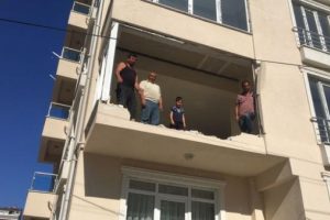 Bilecik'te 3'&uuml;nc&uuml; kattan aşağı trakt&ouml;r d&uuml;şt&uuml;